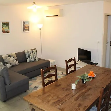 Holiday home 2 Bedroom With Shared Pool In Lovely Market Town Of In Wine Region *