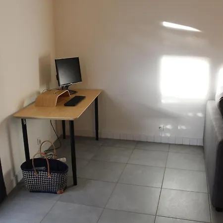 2 Bedroom With Shared Pool In Lovely Market Town Of In Wine Region Olonzac