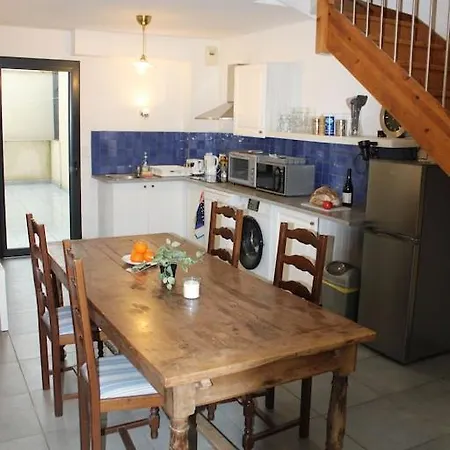 2 Bedroom With Shared Pool In Lovely Market Town Of In Wine Region Olonzac