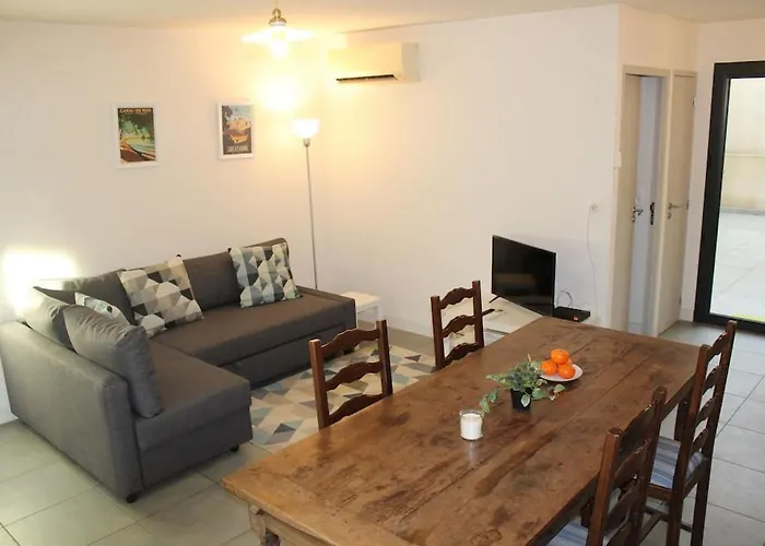 度假居 2 Bedroom With Shared Pool In Lovely Market Town Of In Wine Region *