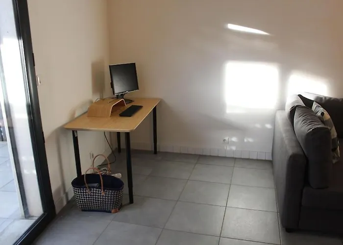 2 Bedroom With Shared Pool In Lovely Market Town Of In Wine Region Olonzac