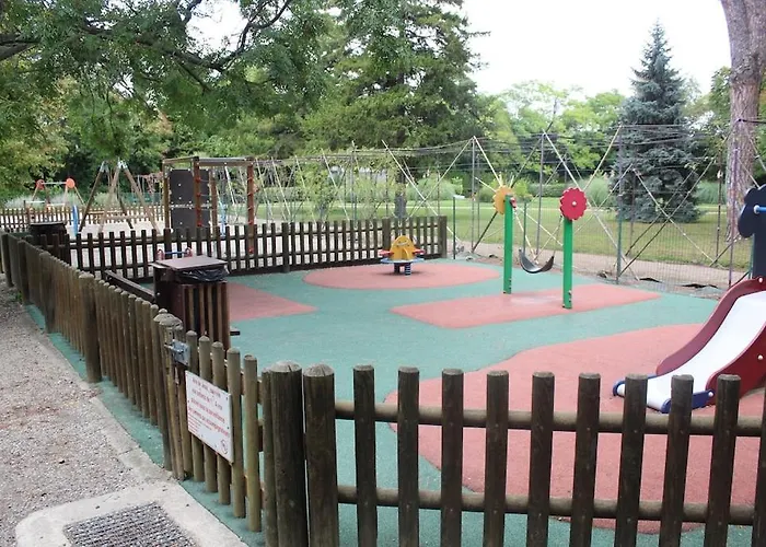 2 Bedroom With Shared Pool In Lovely Market Town Of In Wine Region Olonzac